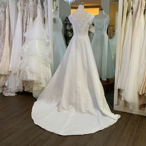 Conservative wedding gown white short sleeve size 10 beaded button zipper